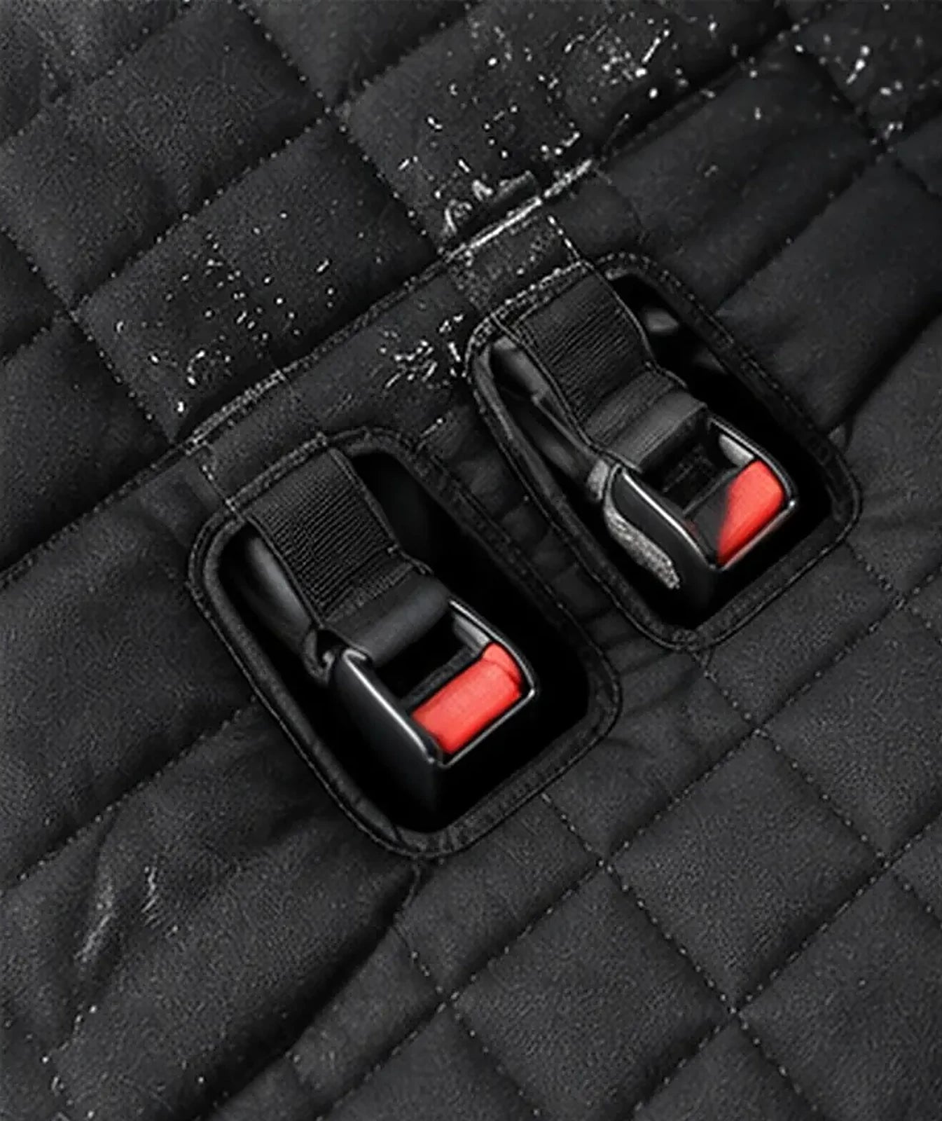 Aberturas para los cinturones de seguridad en la funda