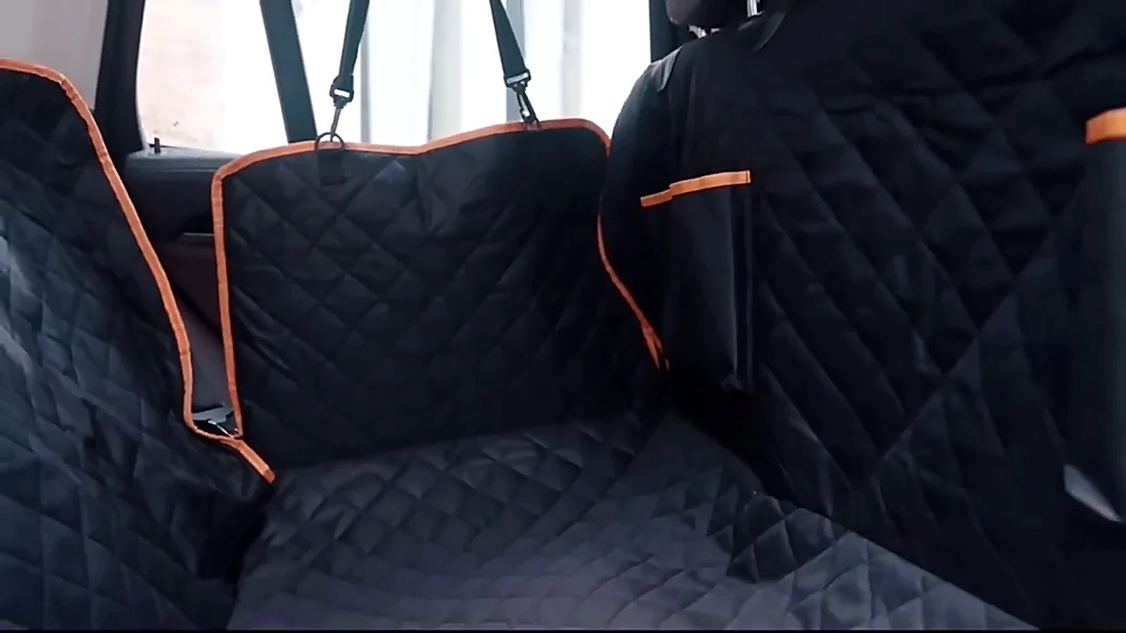 Funda instalada en modo hamaca con las aletas sobre las puertas