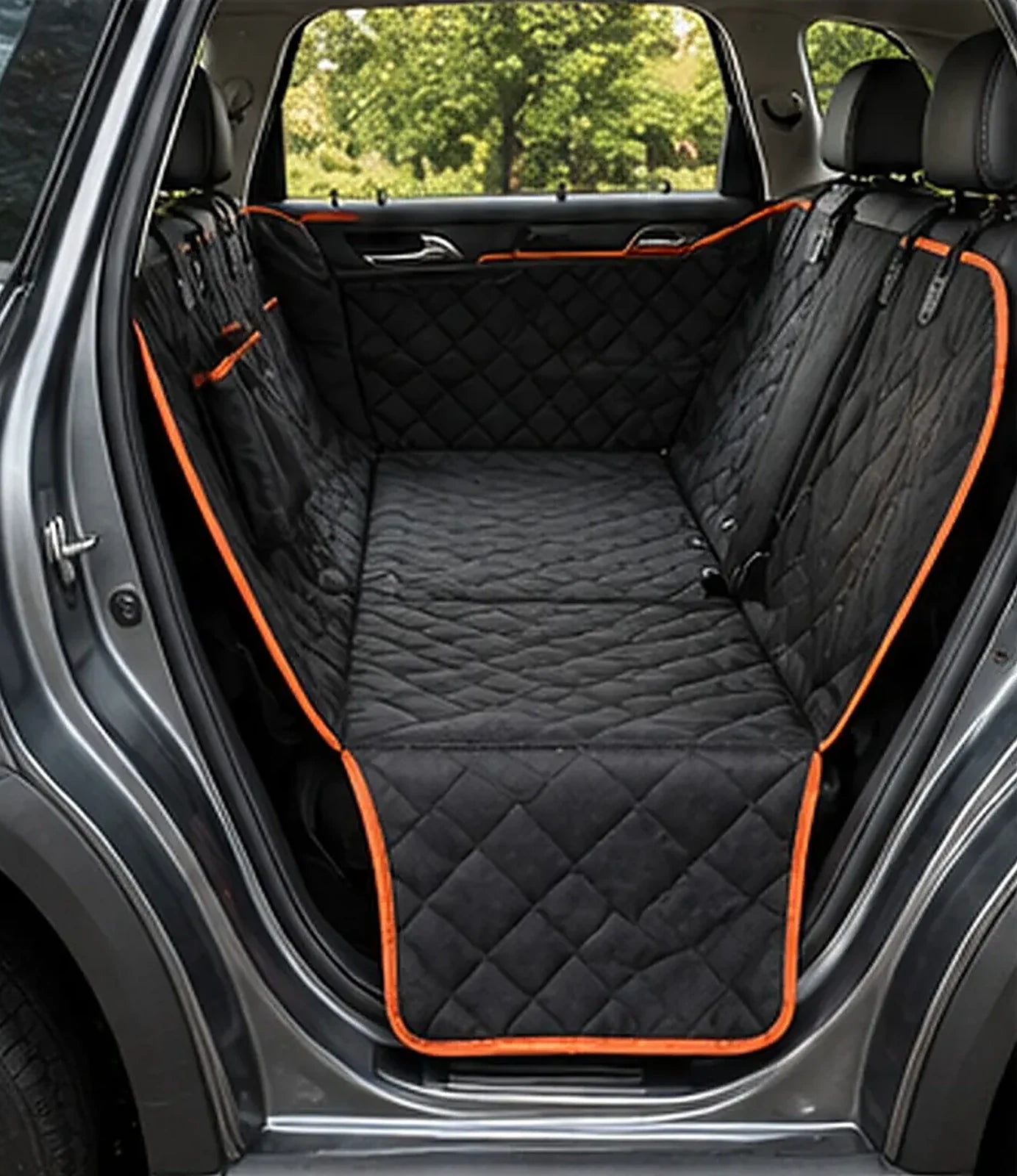 Funda instalada en el asiento trasero de un SUV